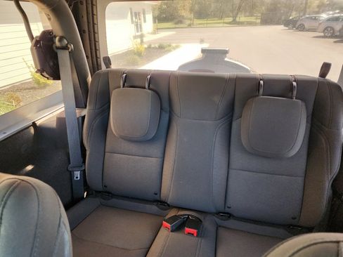 Used 2018 Jeep Wrangler Sport image 10