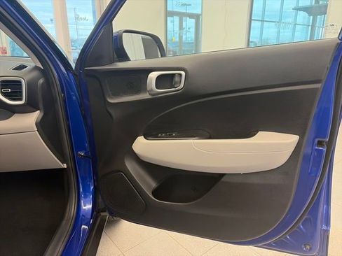 Used 2025 Hyundai Venue SEL FWD image 45