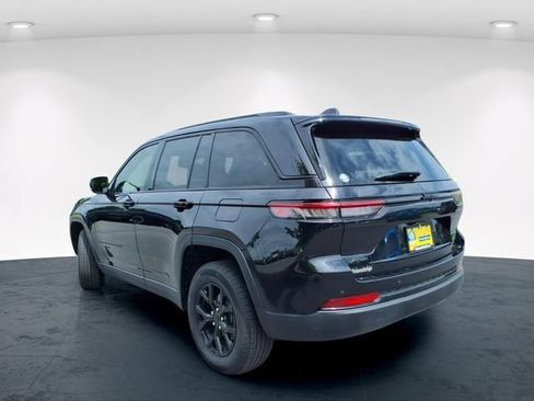 Used 2025 Jeep Grand Cherokee Altitude AWD/4WD image 14