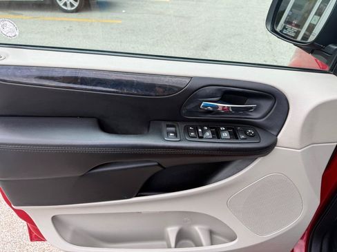 Used 2014 Dodge Grand Caravan SXT FWD image 9