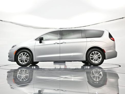 New 2026 Chrysler Pacifica Select image 45