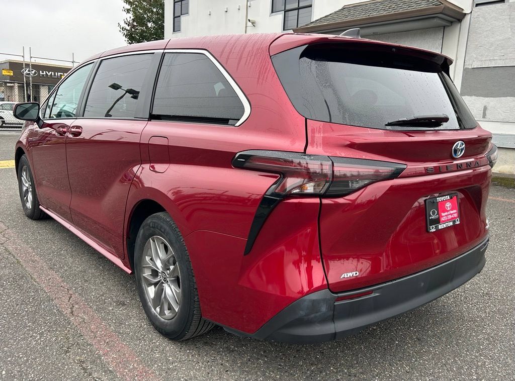Certified 2024 Toyota Sienna LE AWD/4WD image 7