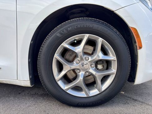 Used 2018 Chrysler Pacifica Limited FWD image 13
