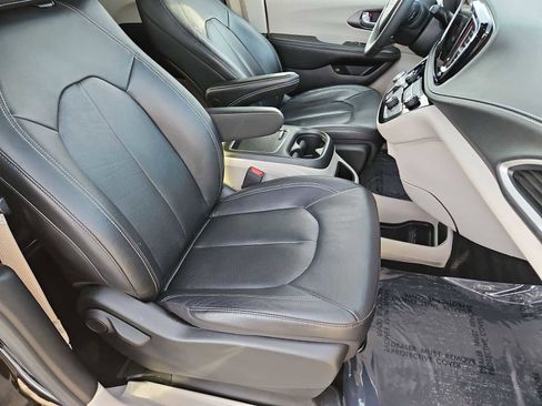 Used 2022 Chrysler Pacifica Touring-L image 38