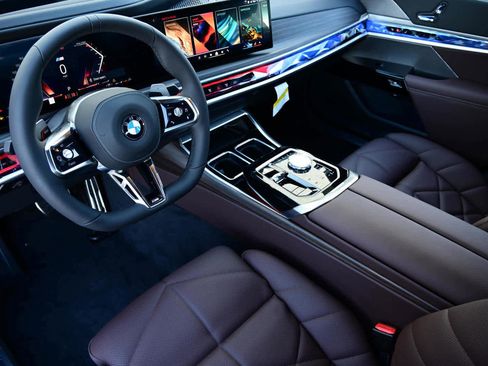 Used 2025 BMW 740i image 6
