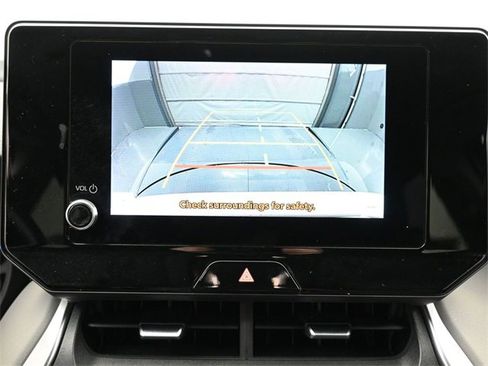 Used 2024 Toyota Venza LE image 3