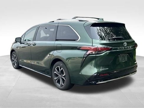 Used 2025 Toyota Sienna Platinum AWD/4WD image 3