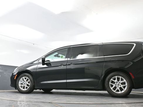 Used 2023 Chrysler Pacifica Touring-L FWD image 56