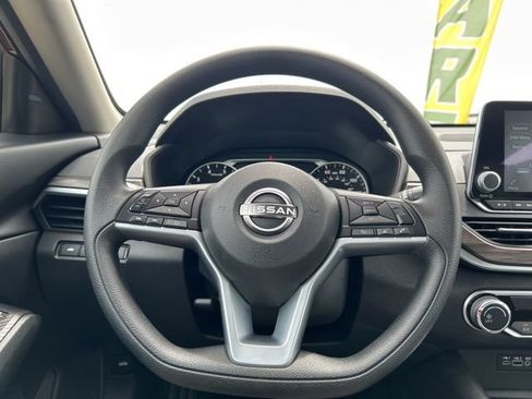 Used 2025 Nissan Altima 2.5 SV FWD image 18