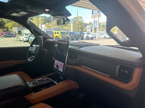 Certified 2024 Ford Expedition Platinum image 19