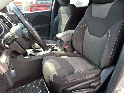 Used 2018 Jeep Cherokee Latitude w/ Cold Weather Group image 12