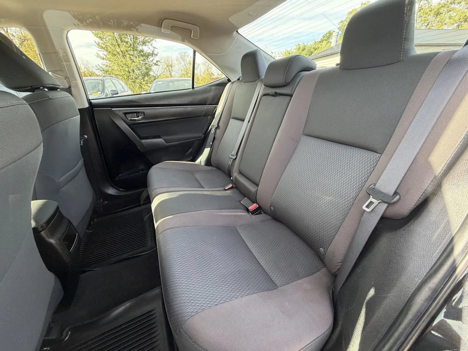 Used 2018 Toyota Corolla LE FWD image 17