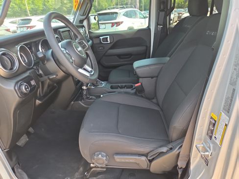 Used 2023 Jeep Gladiator Overland AWD/4WD image 5