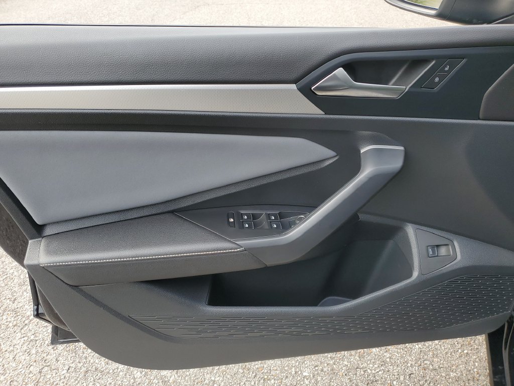 Used 2025 Volkswagen Jetta SE FWD image 17