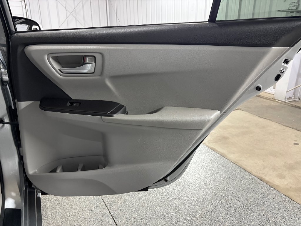 Used 2016 Toyota Camry LE FWD image 35