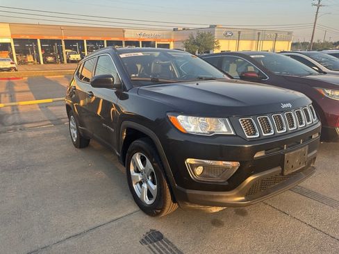 Used 2017 Jeep Compass Latitude w/ Popular Equipment Group AWD/4WD image 3
