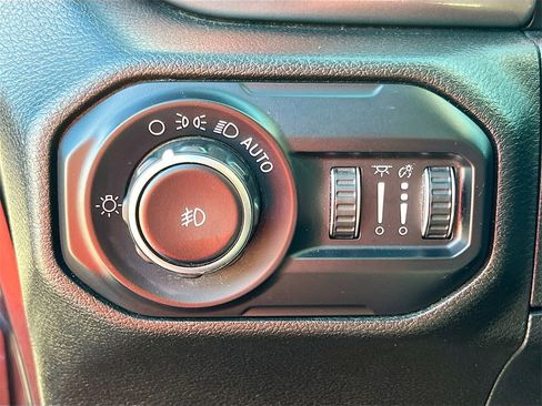 Used 2018 Jeep Wrangler Unlimited Sahara w/ Safety Group image 10