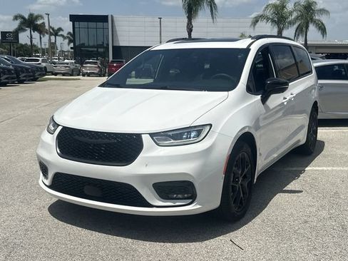 Used 2023 Chrysler Pacifica Limited w/ Uconnect Theater Family Group AWD/4WD image 2