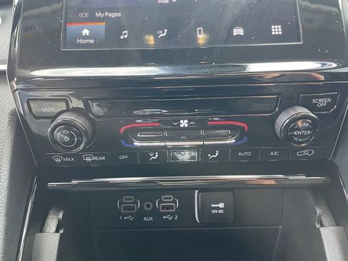 Used 2023 Jeep Grand Cherokee Laredo AWD/4WD image 22