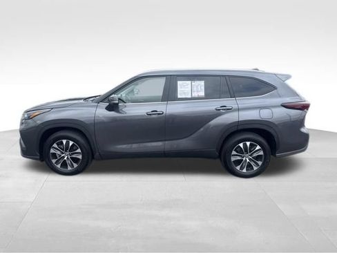 Used 2025 Toyota Highlander XLE FWD image 2