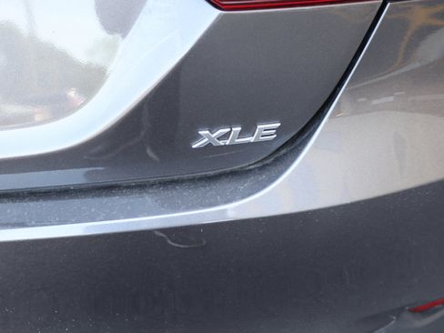 Used 2019 Toyota Camry XLE FWD image 11