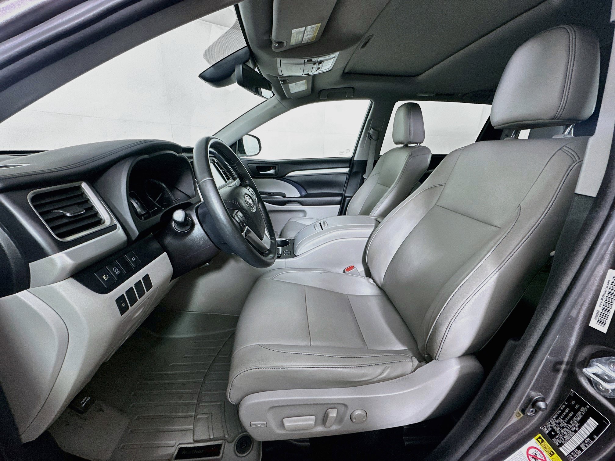 Used 2017 Toyota Highlander XLE w/ Carpet Mat Package AWD/4WD image 13