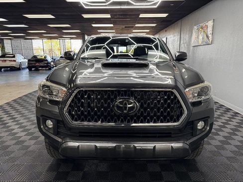 Used 2018 Toyota Tacoma TRD Sport AWD/4WD image 4