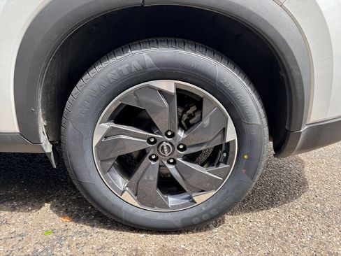 Used 2025 Nissan Rogue SV FWD image 26