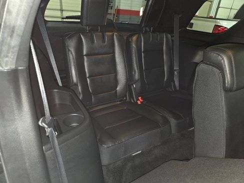 Used 2018 Ford Explorer XLT w/ Equipment Group 202A FWD image 24