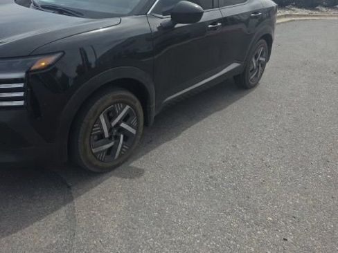 Used 2025 Nissan Kicks SV image 2