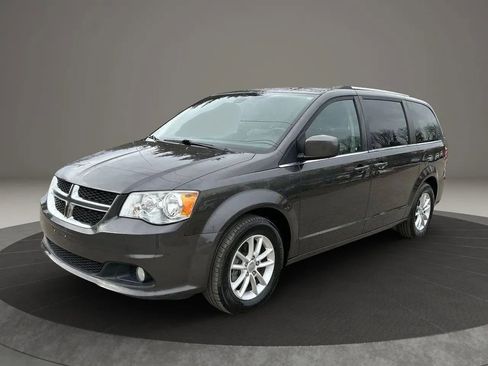Used 2019 Dodge Grand Caravan SXT image 2