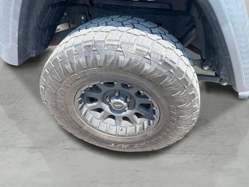 Used 2023 Jeep Gladiator Rubicon w/ LED Lighting Group AWD/4WD image 9