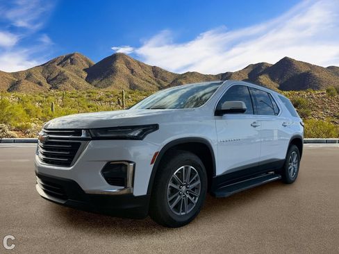 Certified 2023 Chevrolet Traverse LT FWD image 2