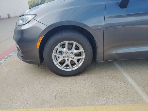 Used 2023 Chrysler Pacifica Touring-L image 6