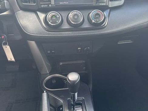 Used 2018 Toyota RAV4 LE FWD image 17