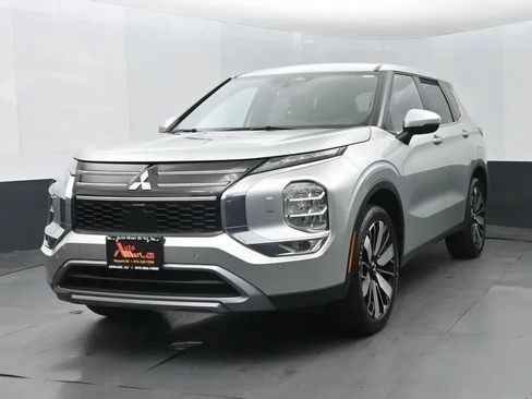 Used 2025 Mitsubishi Outlander SE AWD/4WD image 1