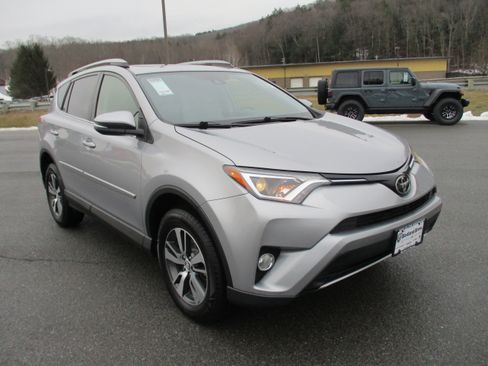 Used 2018 Toyota RAV4 XLE image 3