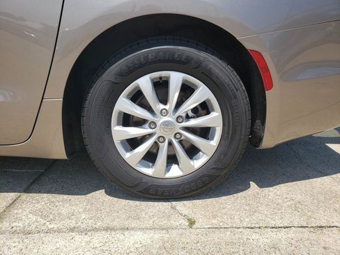 Used 2018 Chrysler Pacifica Touring Plus FWD image 11