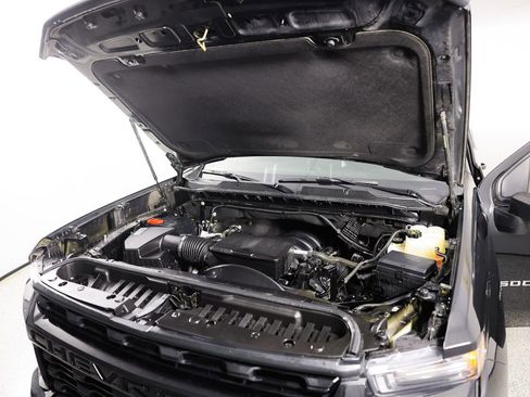 Used 2021 Chevrolet Silverado 2500 Custom w/ Custom Value Package image 11