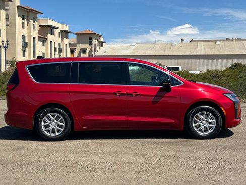 New 2027 Chrysler Pacifica Select FWD image 2