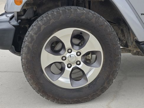 Used 2018 Jeep Wrangler Unlimited Sahara image 12