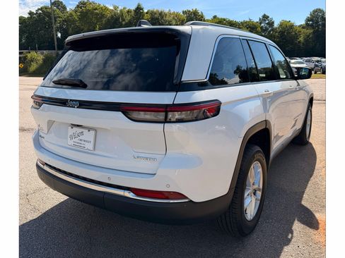 Used 2023 Jeep Grand Cherokee Laredo AWD/4WD image 6