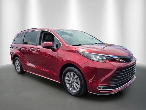 Used 2023 Toyota Sienna XLE FWD image 7