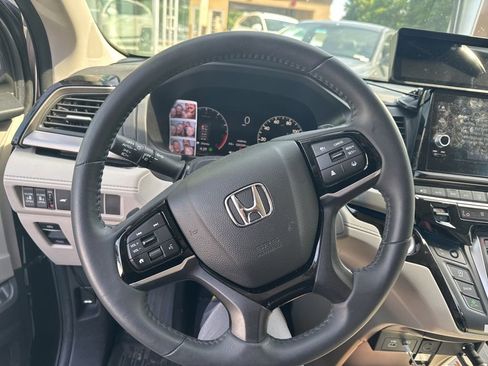Used 2025 Honda Odyssey Touring image 3