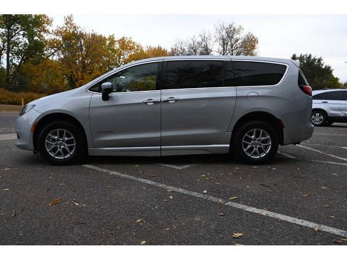 Used 2022 Chrysler Voyager LX image 9