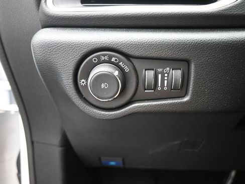 Used 2025 Chrysler Pacifica Select FWD image 30