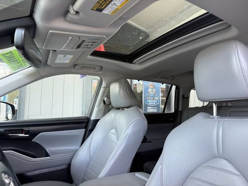 Used 2021 Toyota Highlander XLE FWD image 17