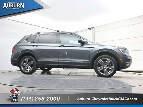 Used 2020 Volkswagen Tiguan SEL AWD/4WD image 25