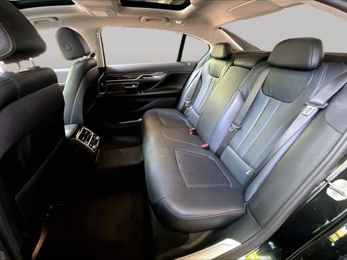 Used 2018 BMW 740i RWD image 19