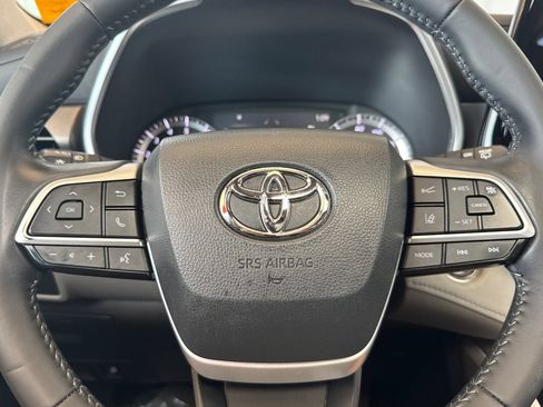 Used 2022 Toyota Highlander XLE AWD/4WD image 29